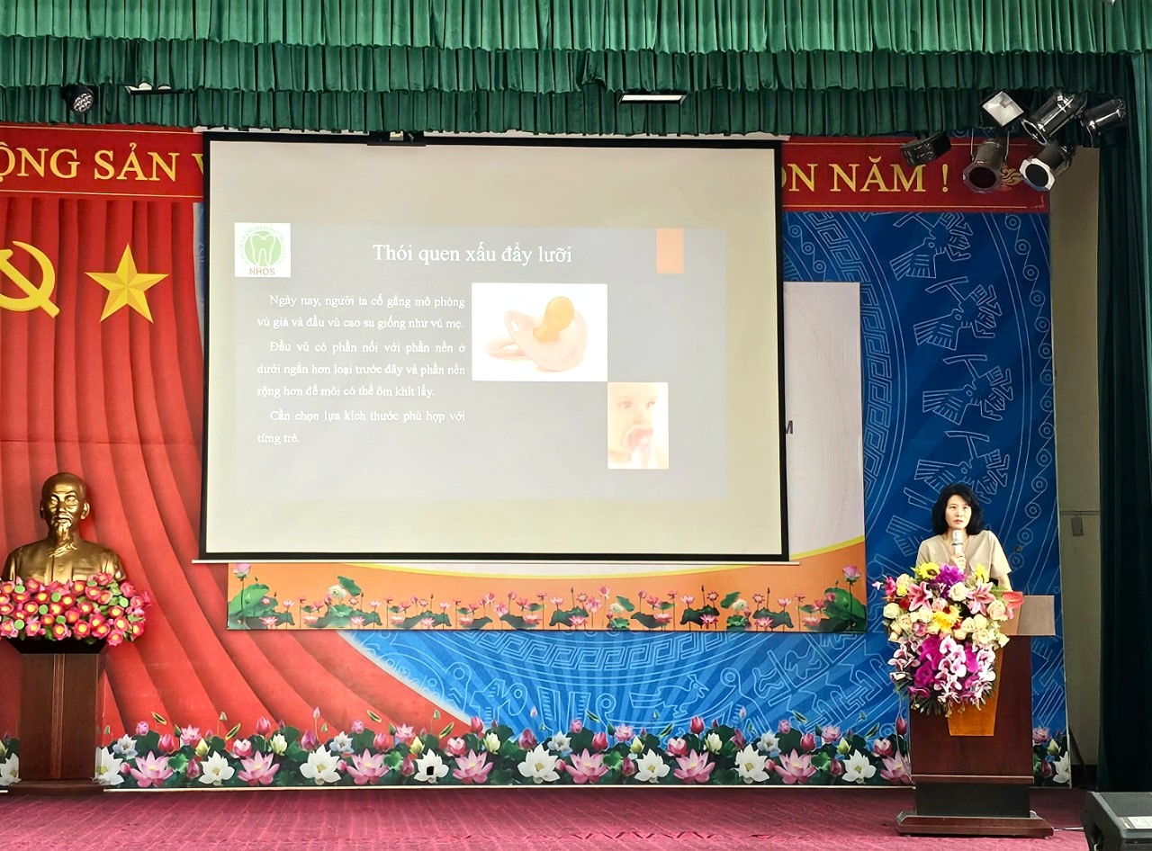 TS. Nguyễn Thanh Huyền, Trưởng khoa Nắn chỉnh răng trình bày về thói quen xấu ảnh hưởng sức khoẻ răng miệng ở trẻ em và dự phòng